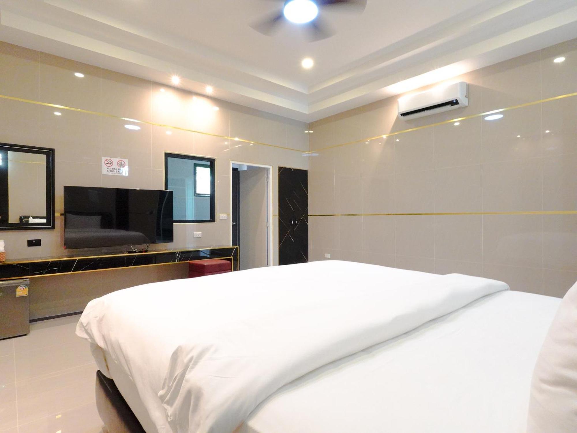 Pool B5 Villa